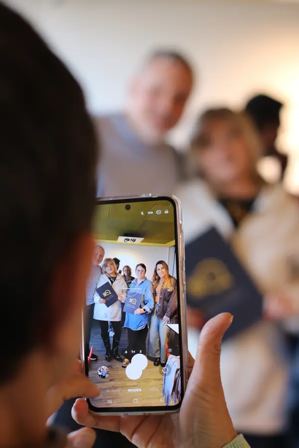 Una persona sacando una foto al grupo