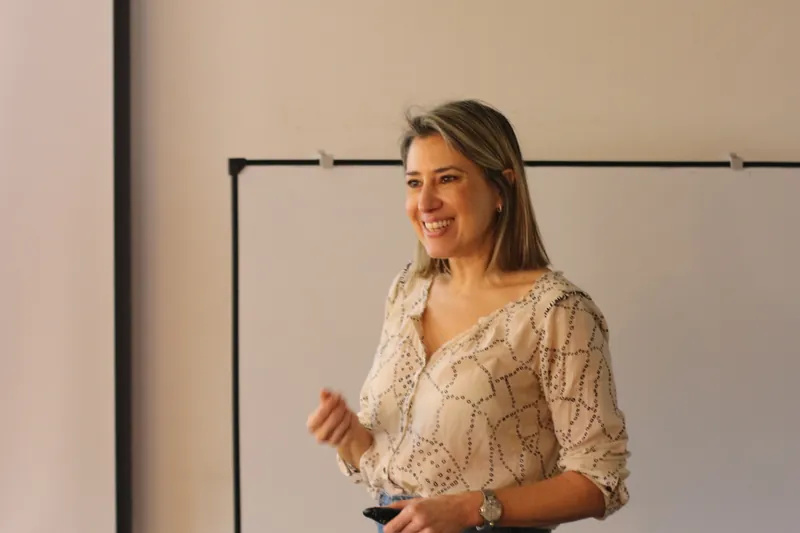 Integrantes de NP+ conversando sentados en mesas